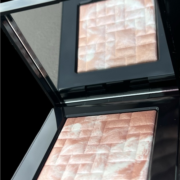 Bobbi Brown Highlighting Powder - Picture 13 of 16